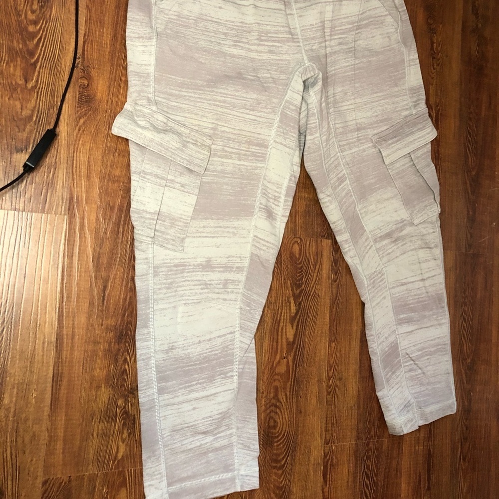 Lululemon women Sz8 Cargo Carry and go pant